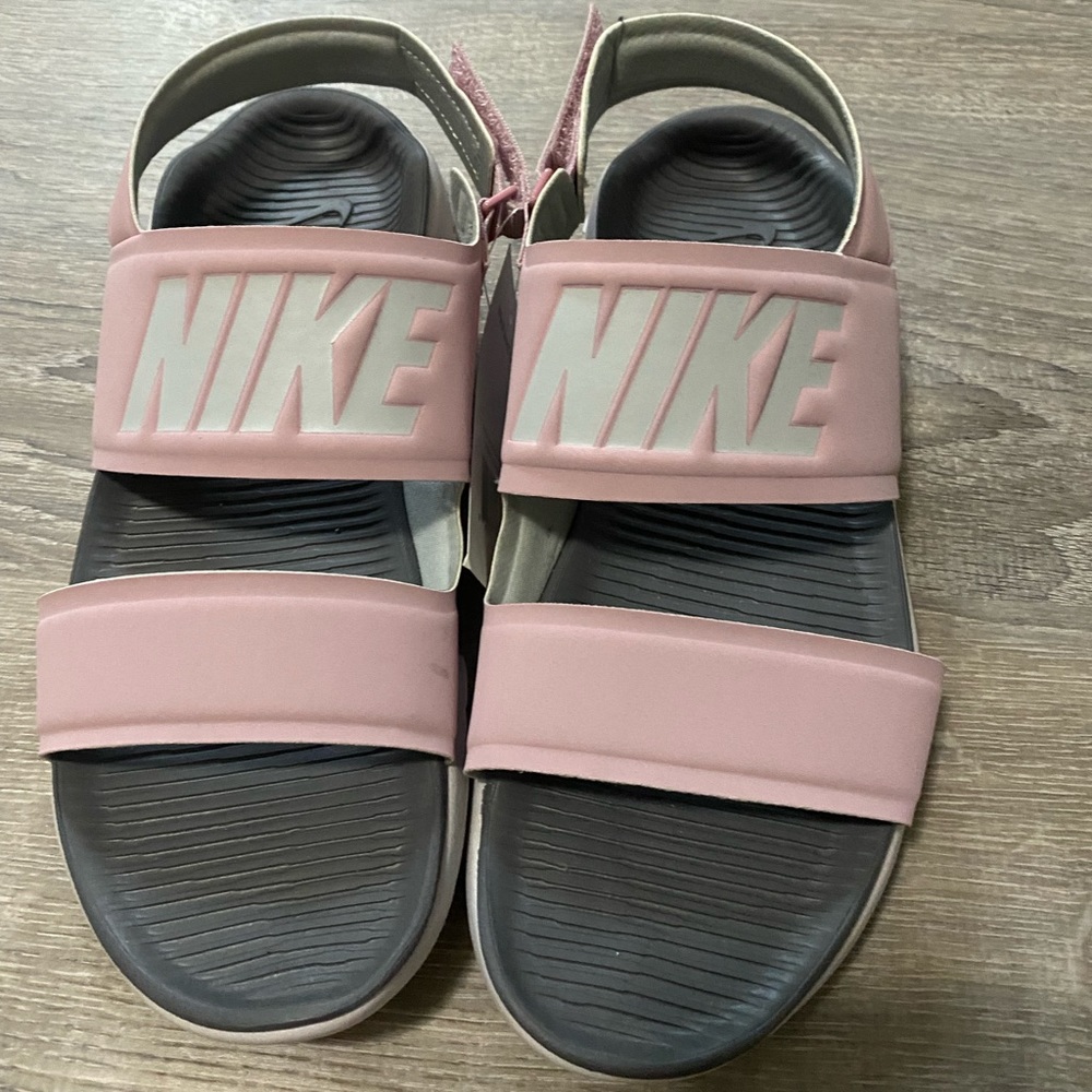 NWT NIKE WOMENS TANJUM SANDALS 💕